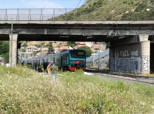 Ventimiglia: investimento mortale, 18enne colpito da un treno nella zona antistante l'anfiteatro, traffico ferroviario ripreso lentamente (Foto)