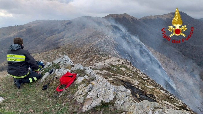 Le immagini dalla zona dell'incendio