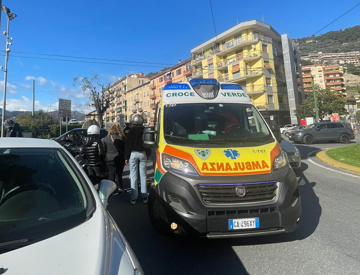 Ventimiglia: auto investe lo scooter di una 16enne in largo Torino, lievi ferite per la giovane
