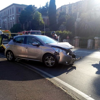 Imperia: perde il controllo dell'auto in viale Matteotti e provoca uno scontro frontale, due feriti (Foto)