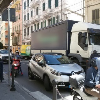 Sanremo: piccolo tamponamento in via Roma, automobilista &quot;Non mi muovo&quot; e scoppia il caos