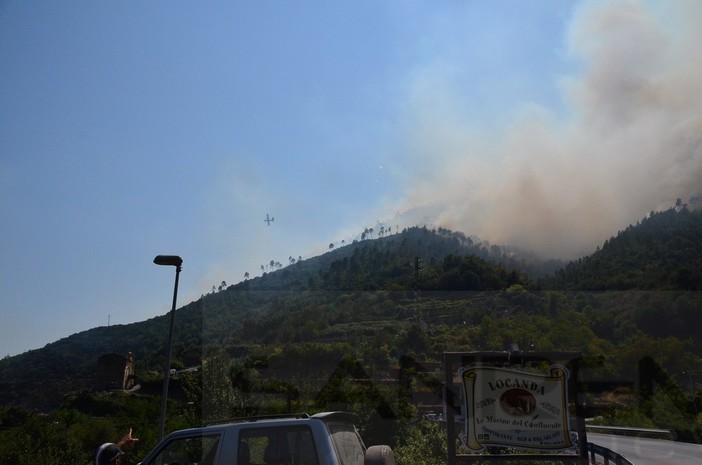 Incendi di ieri in provincia: notte di controlli a Badalucco e Borello, sono tornati in azione i mezzi aerei