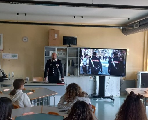 Bordighera: bandi di concorso in uscita, i Carabinieri incontrano gli studenti dell'Istituto Montale