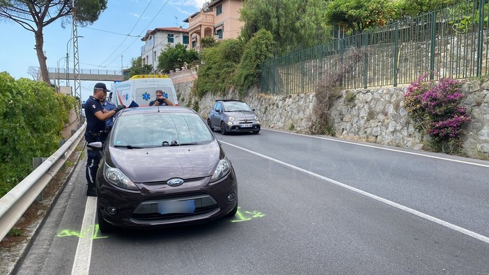 Sanremo: scontro tra due auto sull'Aurelia a Bussana, una fugge via lasciando due feriti lievi (Foto)