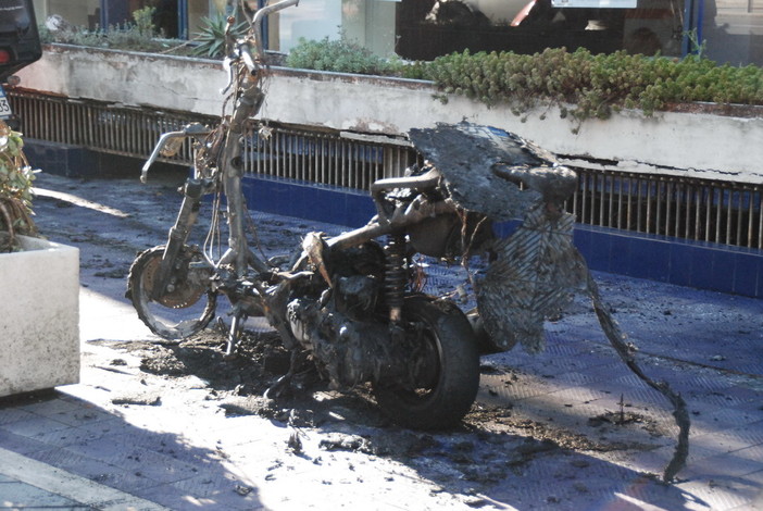 Sanremo: scooter a fuoco stamattina in strada Rocca, scatta anche l'allarme all'interno del parcheggio