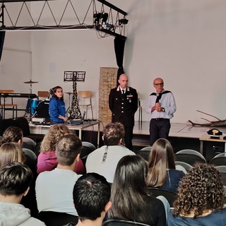 Ventimiglia: incontro delle quarte del Liceo Aprosio con il Capitano dei Carabinieri Marco Da San Martino