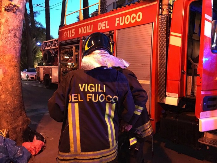 Ventimiglia: auto in fiamme in via Cabagni Baccini, intervento dei Vigili del Fuoco in serata