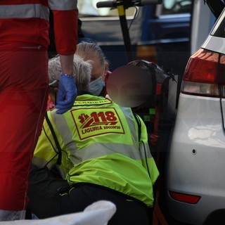 Sanremo: scooter investe un monopattino in via Roma vicino al sottopassaggio, due feriti lievi (Foto)