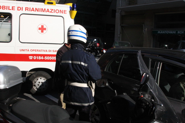 Sanremo: scontro tra un'auto ed una moto in via Pietro Agosti, 82enne lievemente ferito