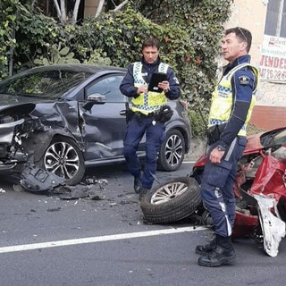 Sanremo: schianto frontale sull'Aurelia a Capo Nero, due veicoli distrutti ma conducenti senza gravi ferite (Foto)