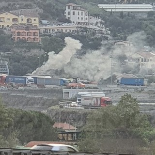 Ventimiglia: prende fuoco un camion telonato poco dopo la barriera della A10, intervento dei Vigili del Fuoco (Foto e Video)