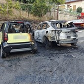 Sanremo: due auto distrutte da un incendio in strada San Giovanni, intervento dei Vigili del Fuoco (Foto)