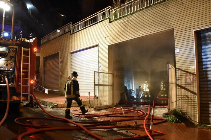 Sanremo, incendio in un garage di via Peirogallo: intervento dei vigili del fuoco (Foto e video)