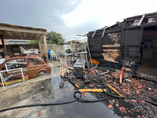 Ventimiglia: a fuoco un capanno utilizzato come ricovero attrezzi a Peglia, intervento dei Vigili del Fuoco (Foto)