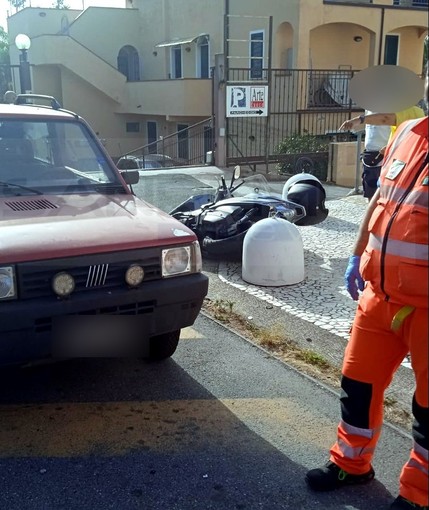 Scontro auto-scooter alla 'Curva del Don': 50enne lievemente ferito e traffico in tilt sull'Aurelia (Foto)
