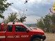 Vasto incendio boschivo nell'entroterra, in azione uomini a terra, due elicotteri ed un Canadair (Foto)