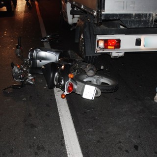 Sanremo: lieve incidente stradale in galleria Francia, giovane sullo scooter tampona un camioncino