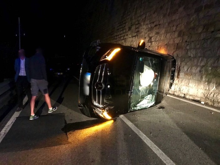 L'auto ribaltata sulla Statale 20