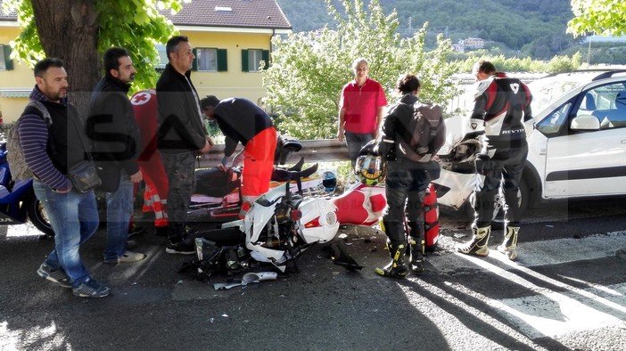 Ventimiglia: scontro auto-moto in frazione Porra, un uomo ed una donna lievemente feriti (Foto)