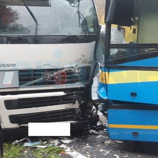 Autobus con 25 giovani si scontra con un camion sulla Statale 28 del Nava  tra Ormea e Garessio (Foto)