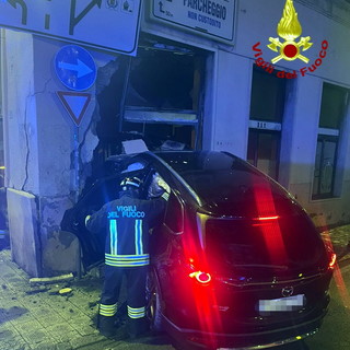 Sanremo: con l'auto ad alta velocità si schianta contro l'ex stazione, salvo per miracolo (Foto)