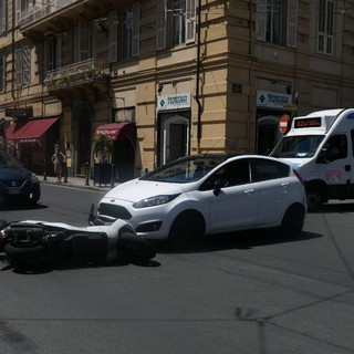 Sanremo: due lievi incidenti in via Roma, un ferito nello scontro tra uno scooter e un'auto (Foto)