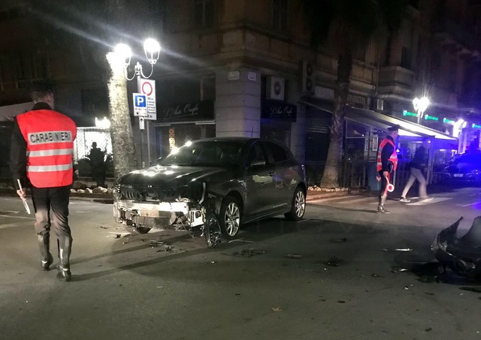 Ventimiglia: non rispetta lo stop e centra un'auto all'incrocio, spaventoso incidente ieri sera in via Roma