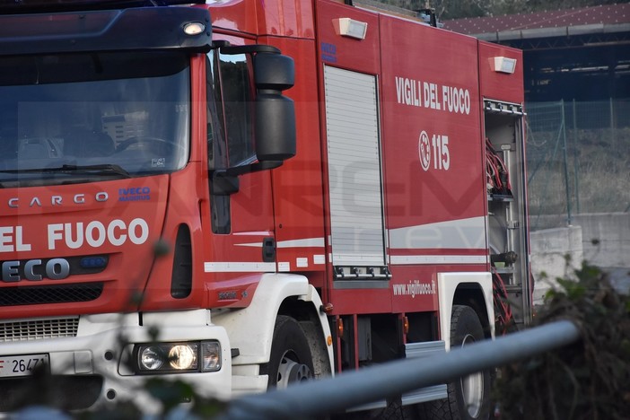 Sanremo: fuoristrada e contro un palo, 59enne esce indenne da un incidente in via Duca D'Aosta