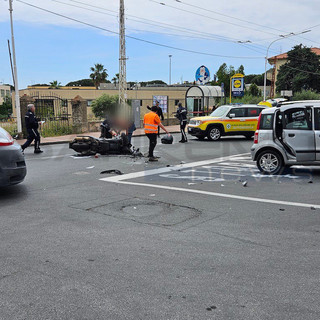 Auto contro scooter a Taggia: ferito gravemente 70enne all'incrocio in zona Borghi