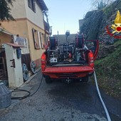 Prelà: surriscaldamento di una canna fumaria, incendio in un'abitazione di Tavole e intervento dei Vvf (Foto)