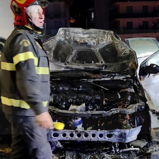 Sanremo: incendio ad un'auto in un parcheggio privato di via Galilei, intervento dei Vigili del Fuoco (Foto)