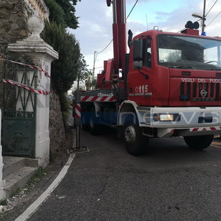 Sanremo: camion trancia cavi della corrente e provoca una fiammata, intervento dei Vigili del Fuoco