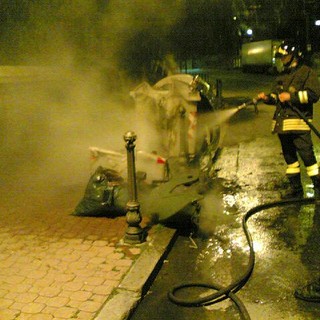 Ventimiglia: cassonetto a fuoco in via Alla Spiaggia, intervento dei Vigili del Fuoco