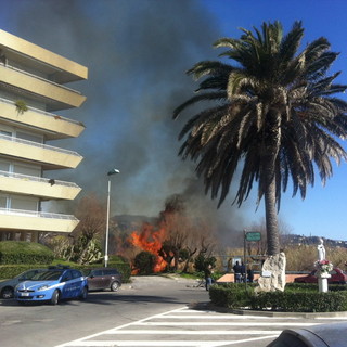 Incendio lungo il Nervia tra Camporosso e Ventimiglia: vigili del fuoco in azione