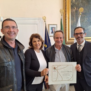 Bordighera: sindaco e amministrazione hanno consegnato una pergamena all'artista Giancarlo Mazzoni