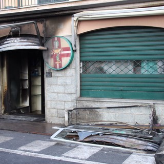 Riva Ligure: un attentato incendiario ha provocato il rogo che ha parzialmente distrutto la Farmacia dell'ex Sindaco Franco Nuvoloni (Foto e Video)