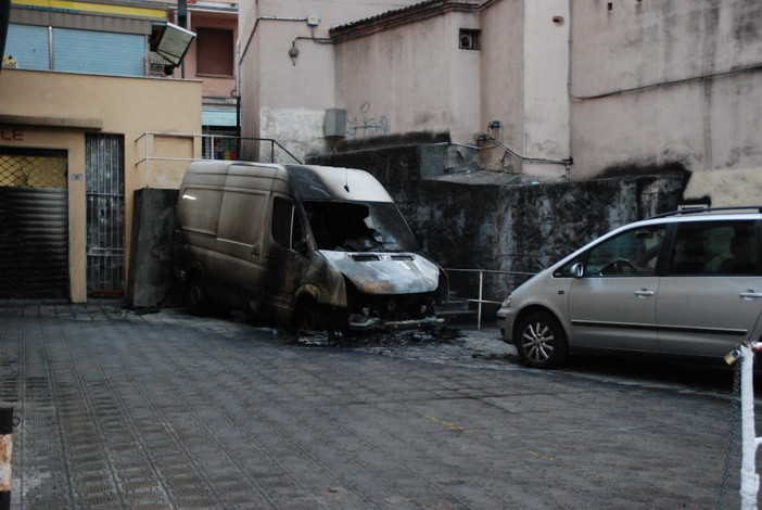 Sanremo: furgone in fiamme questa notte alle 2 in via Pietro Agosti