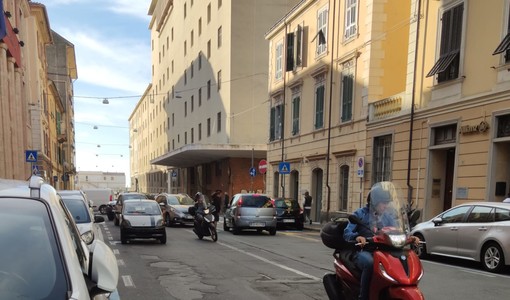 Imperia: scontro tra un'auto e una minicar, nessun ferito e lievi rallentamenti in via Schiva (Foto)