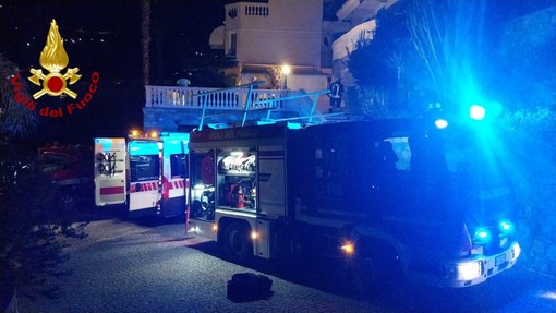 Incendio in un appartamento a Ospedaletti: donna intossicata in corso Garibaldi (Foto e Video)