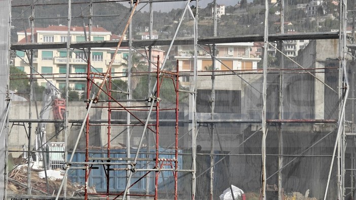 Sanremo: finalmente! Le prime ruspe stanno demolendo l'Ecomostro, a Portosole iniziati i lavori (Foto e Video)