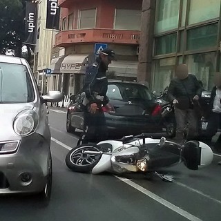 Sanremo: incidente in via Roma, scooter centra un'auto e finisce sull'altra corsia (Foto)