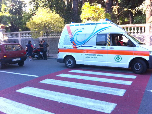 Sanremo: lieve incidente in corso Cavallotti, donna investita da uno scooter