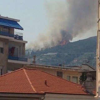 La provincia di Imperia nella morsa degli incendi: roghi anche a Monte Nero e nuovamente a Perinaldo