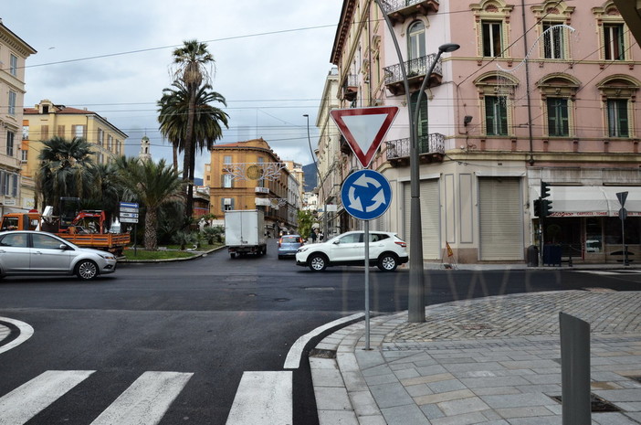 Sanremo: obbligo di svolta a destra in corso Mombello, il Comune rimuove il cartello della discordia