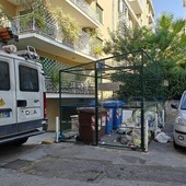 Sanremo: miasmi dai rifiuti di un condominio di via Vallarino, la protesta dei residenti (Foto)