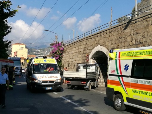 Ventimiglia: tre auto si scontrano in corso Genova, quattro feriti e traffico paralizzato nella zona