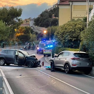 Cervo: scontro tra due auto sull'Aurelia a Capo Mimosa, una prende fuoco ma viene subito spento (Foto)