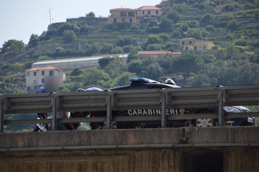 Ventimiglia: incidente sul cavalcavia prima della manifestazione, scooter tampona la macchina dei Carabinieri (Foto)