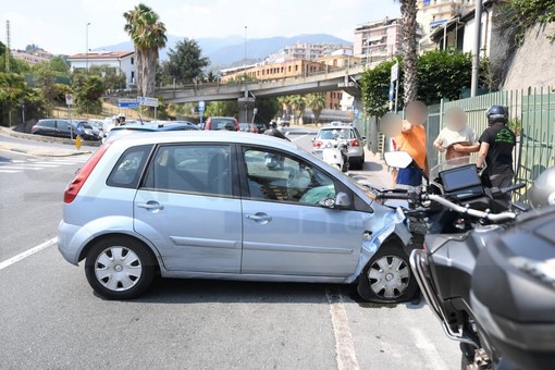 Sanremo: si sente male e finisce con l'auto contro un cancello in via San Francesco, nessun ferito (Foto)