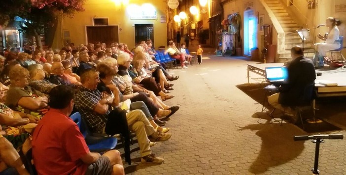 Riva Ligure: grande successo per l'apertura della rassegna letteraria “Sale in Zucca” con un omaggio al Festival della Canzone Italiana